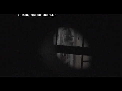 ❤️ Blondi saa salaa videokuvaa naapuruston tirkistelijältä piilossa onttojen tiilien takana ❤️ Super seksi at us ☑